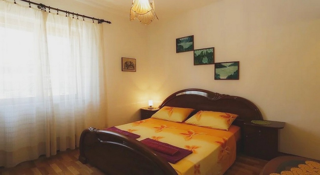 Three bedroom apartment near beach Selca, Brač  A-a