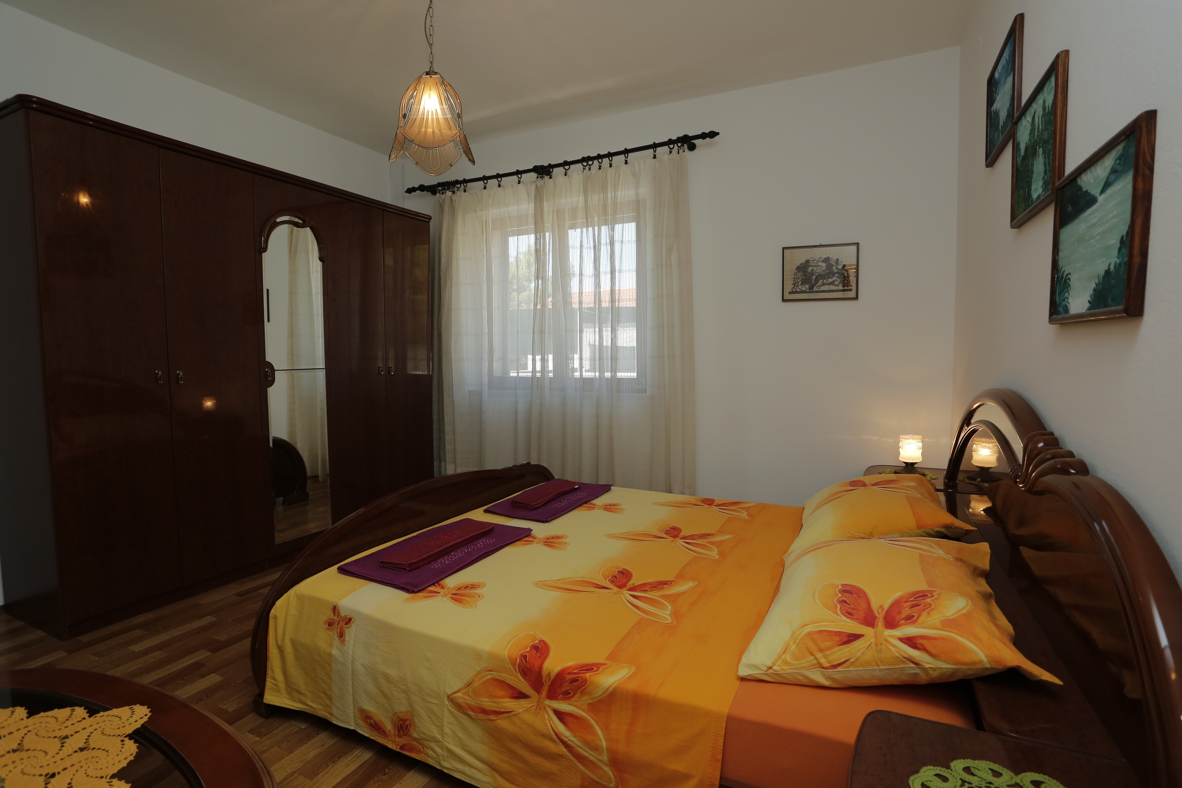 Three bedroom apartment near beach Selca, Brač  A-a