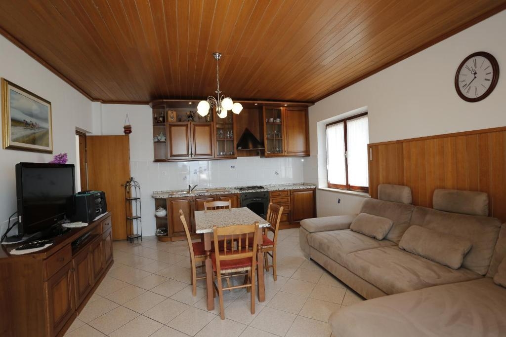 Three bedroom apartment near beach Selca, Brač  A-a