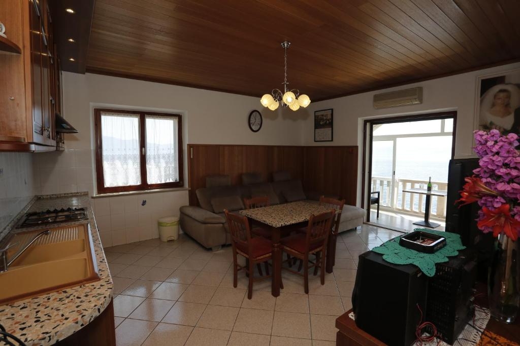 Three bedroom apartment near beach Selca, Brač  A-a