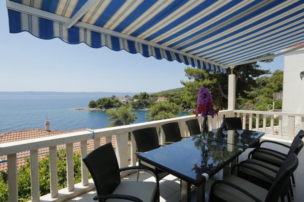 Three bedroom apartment near beach Selca, Brač  A-b