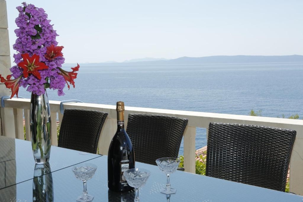 Three bedroom apartment near beach Selca, Brač  A-b