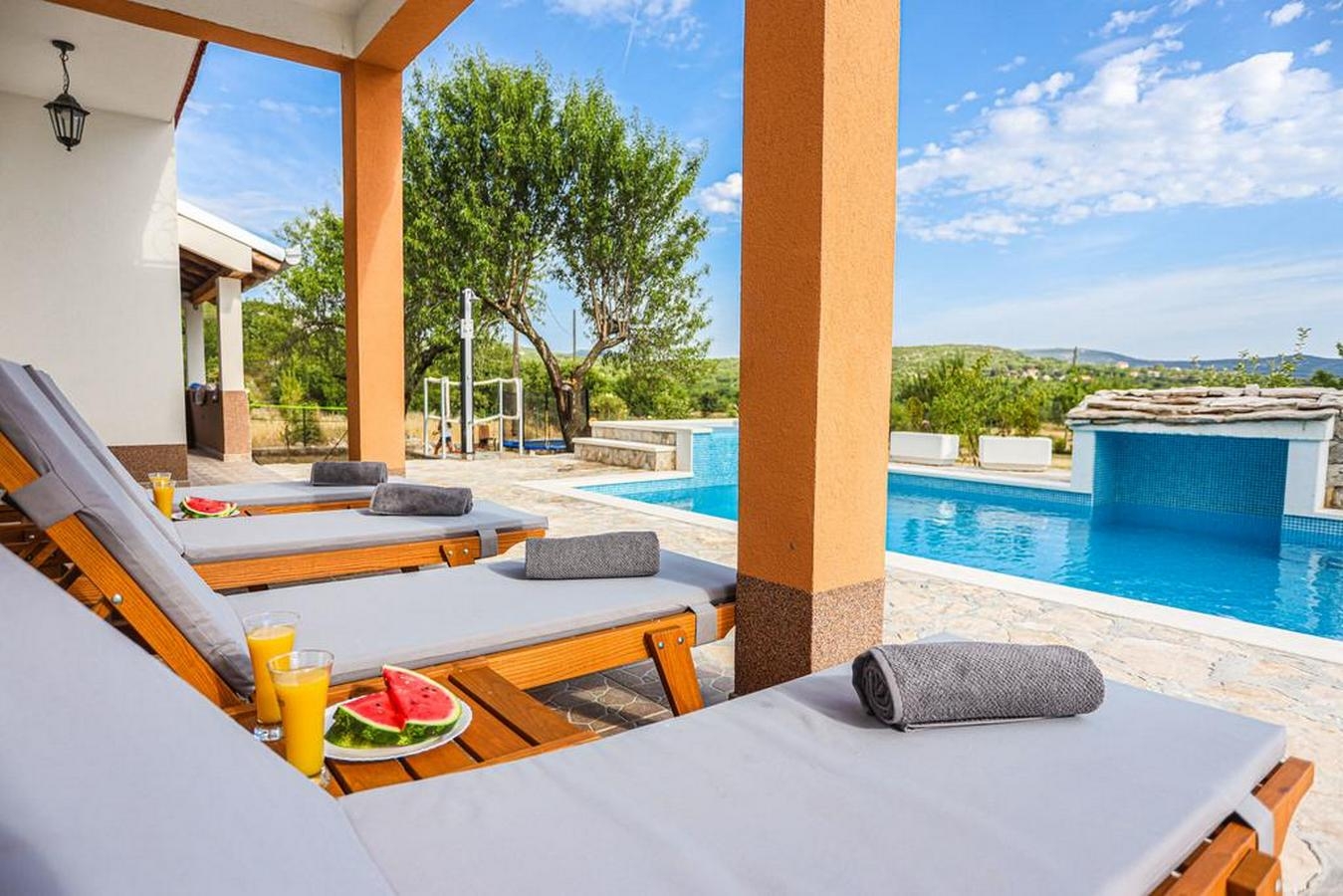 Three bedroom house with terrace Lećevica, Zagora  K