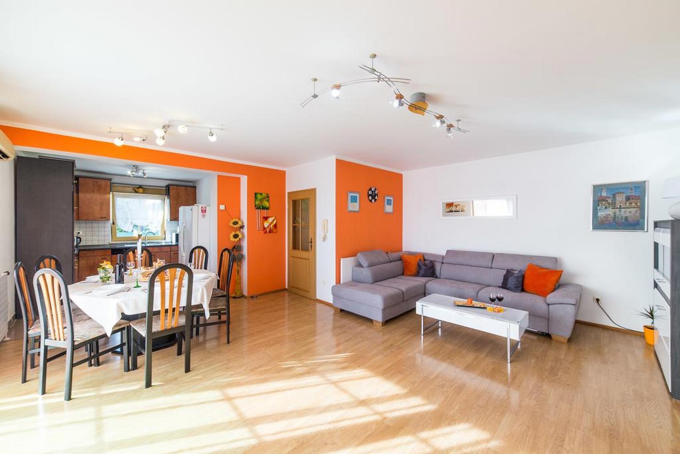 Four-bedroom house with terrace and sea view Kaštel Stari, Kaštela (K-22832) Four-bedroom house with terrace and sea view Kaštel Stari, Kaštela (K-22832)