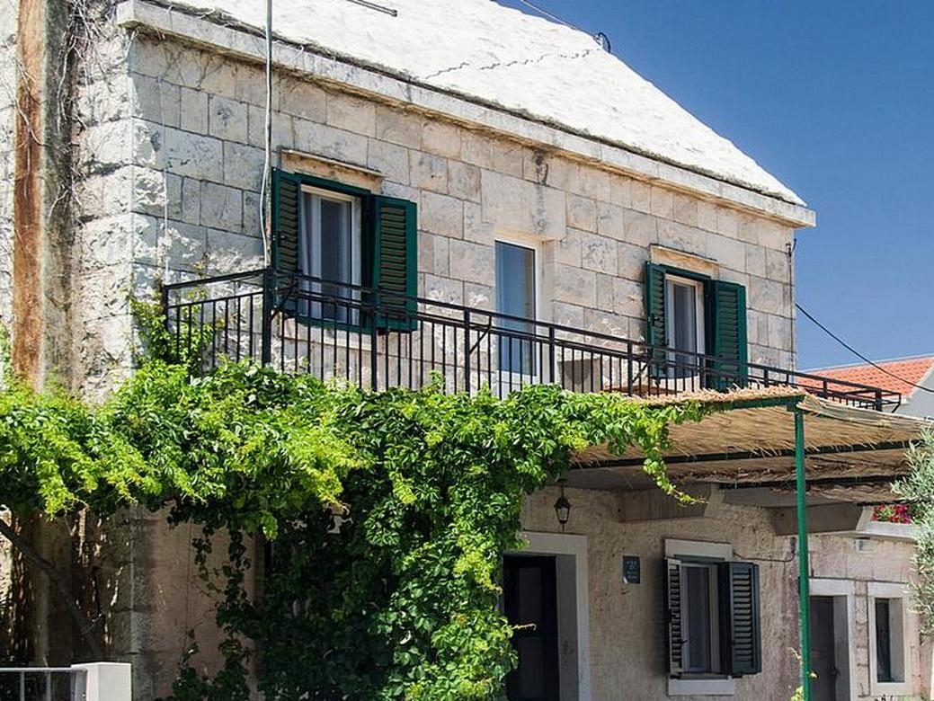 Two bedroom house with terrace and sea view Selca, Brač  K