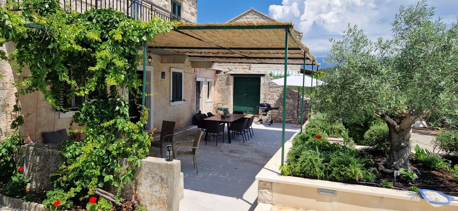 Two bedroom house with terrace and sea view Selca, Brač  K