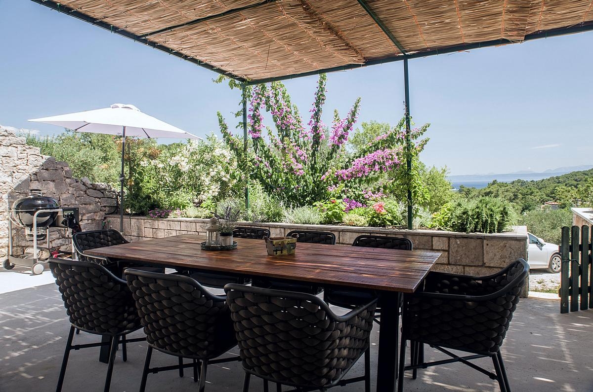 Two bedroom house with terrace and sea view Selca, Brač  K