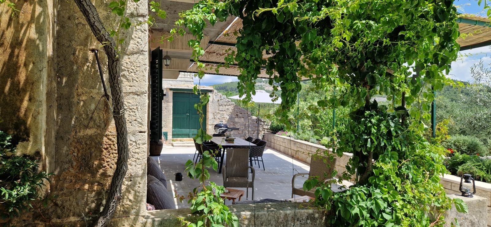 Two bedroom house with terrace and sea view Selca, Brač  K
