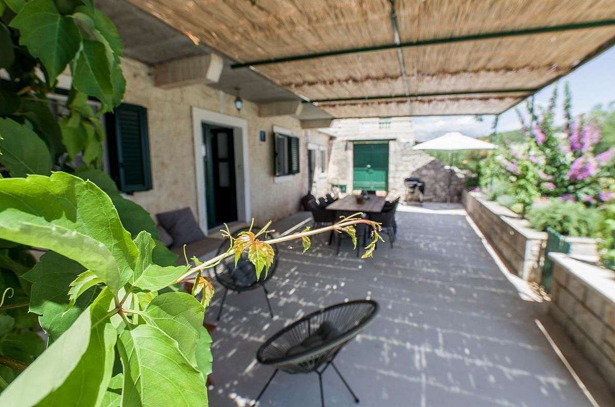 Two bedroom house with terrace and sea view Selca, Brač  K