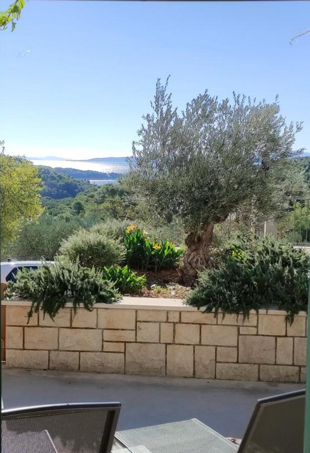 Two bedroom house with terrace and sea view Selca, Brač  K