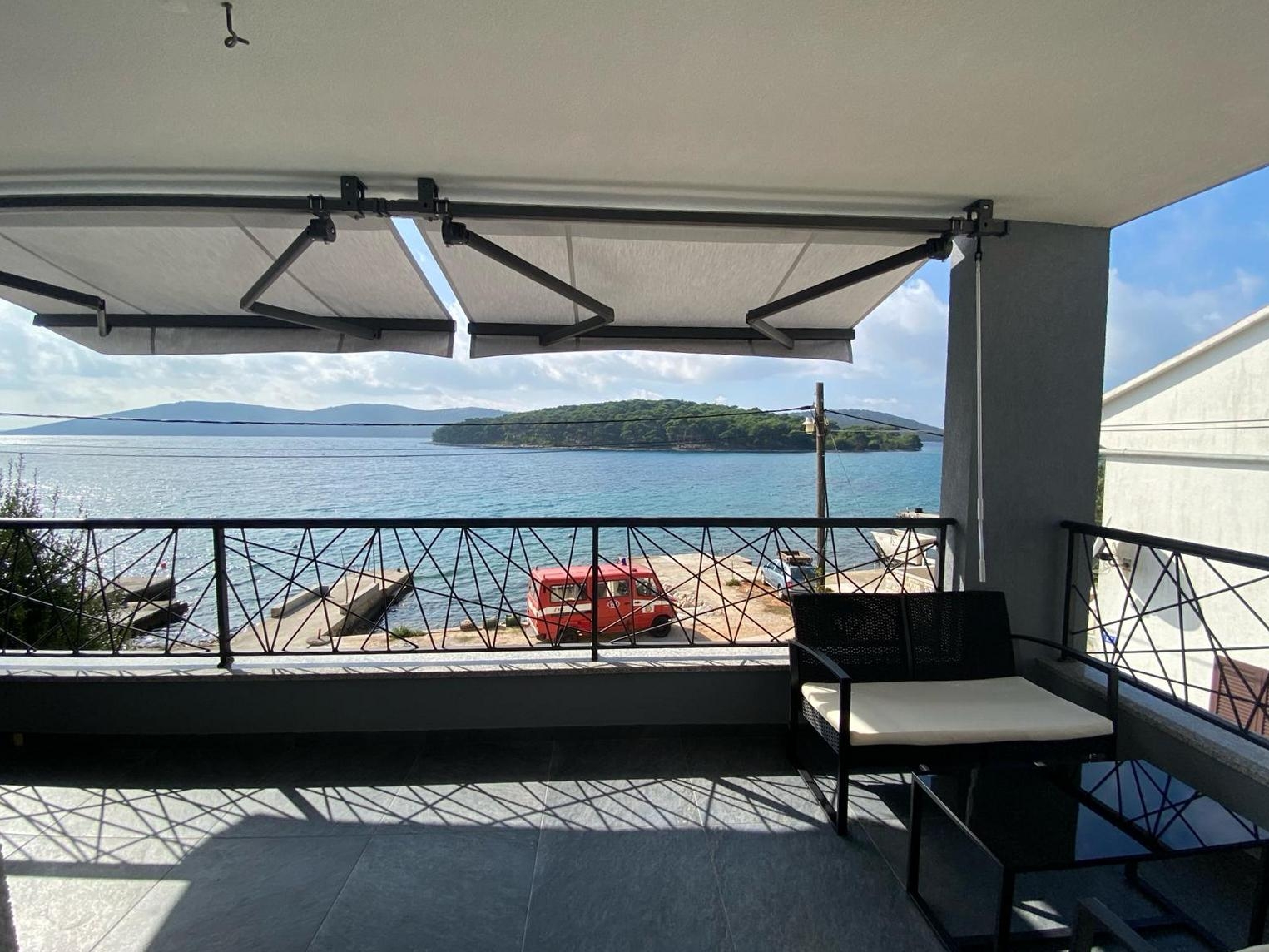 Two bedroom apartment near beach Brgulje, Molat  A-a