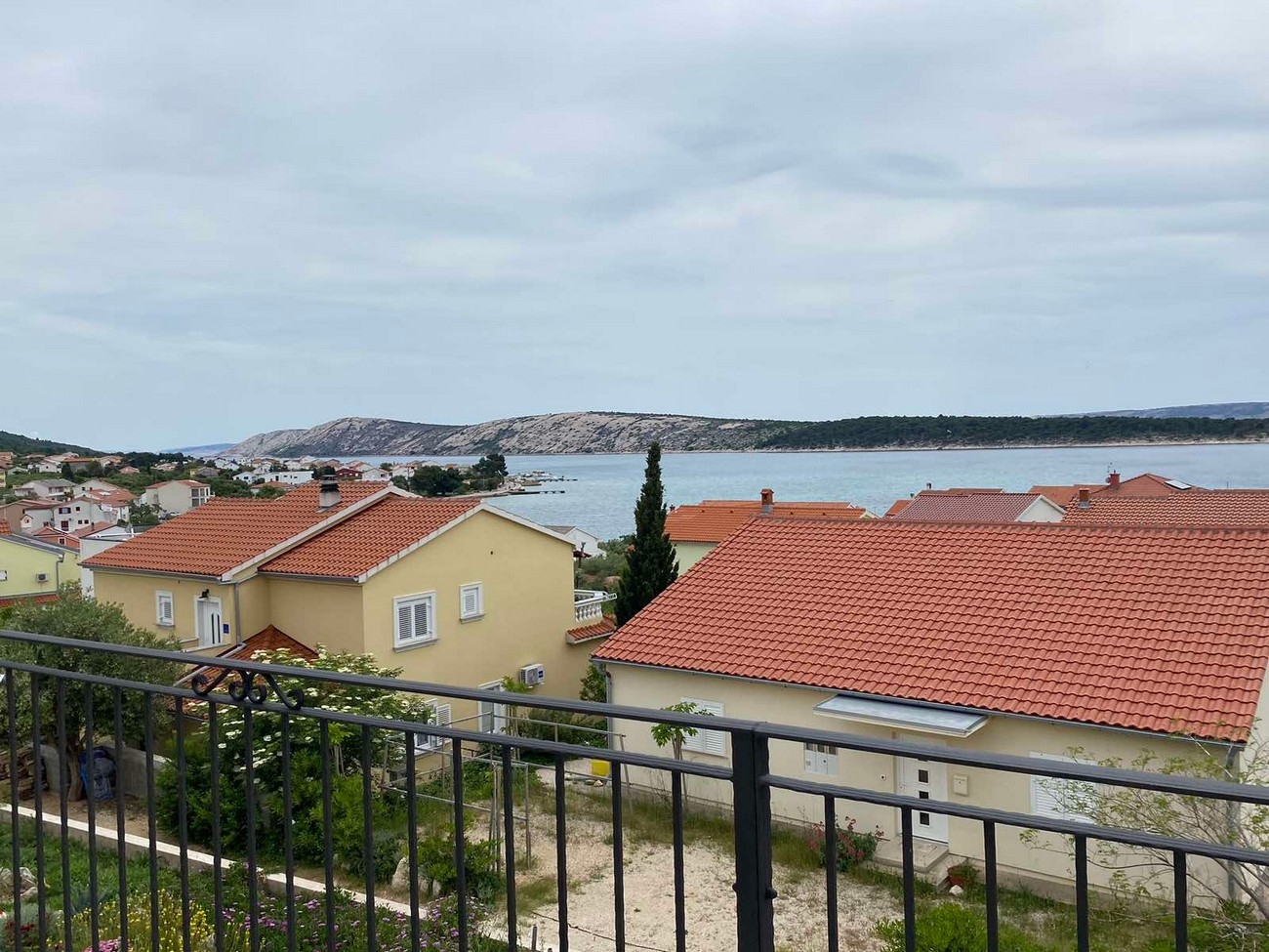 One bedroom apartment with terrace and sea view Barbat, Rab (A-22863-a) One bedroom apartment with terrace and sea view Barbat, Rab (A-22863-a)