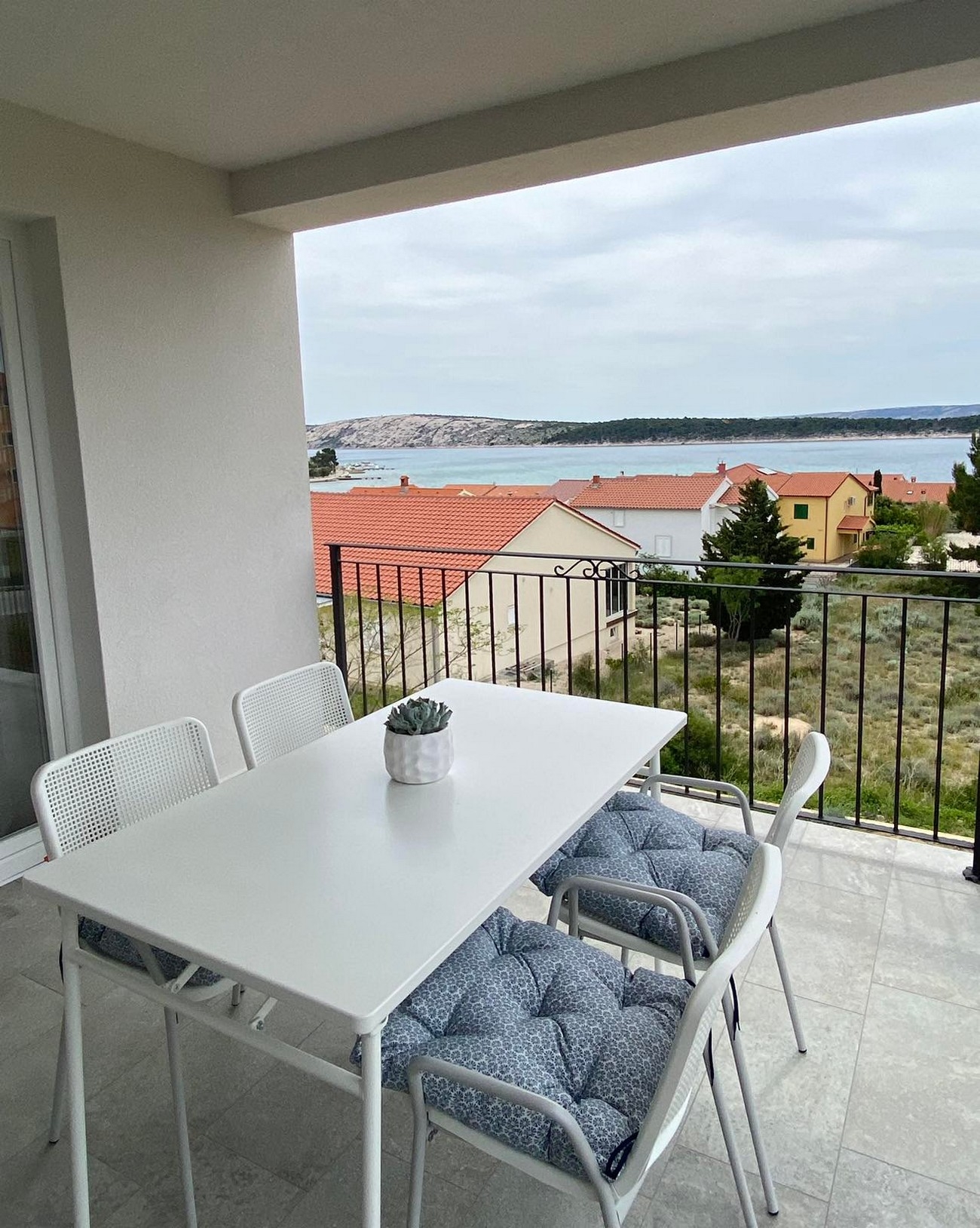 One bedroom apartment with terrace and sea view Barbat, Rab  A-b