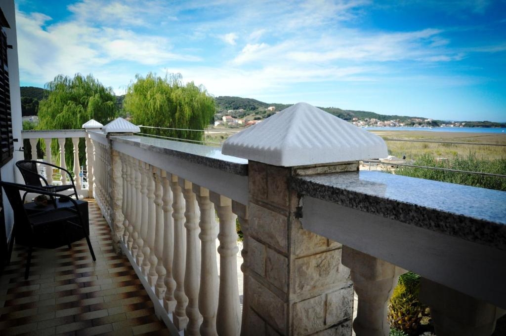 One bedroom apartment with terrace and sea view Supetarska Draga - Donja, Rab  A-a