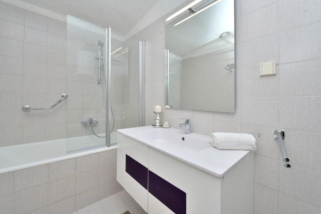 Comfortable and spacious house near beach Privlaka, Zadar  K