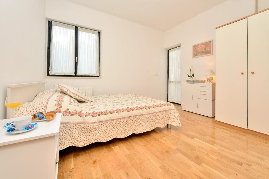 Comfortable and spacious house near beach Privlaka, Zadar  K