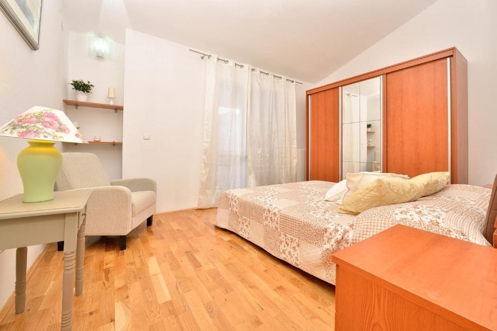 Comfortable and spacious house near beach Privlaka, Zadar  K