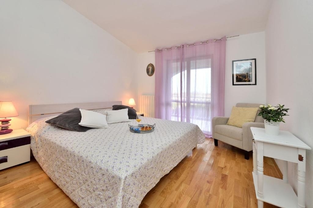 Comfortable and spacious house near beach Privlaka, Zadar  K