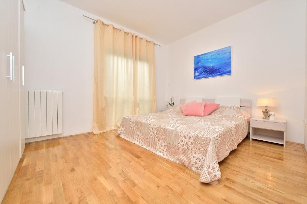 Comfortable and spacious house near beach Privlaka, Zadar  K