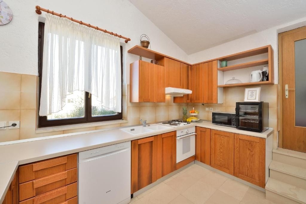 Comfortable and spacious house near beach Privlaka, Zadar  K