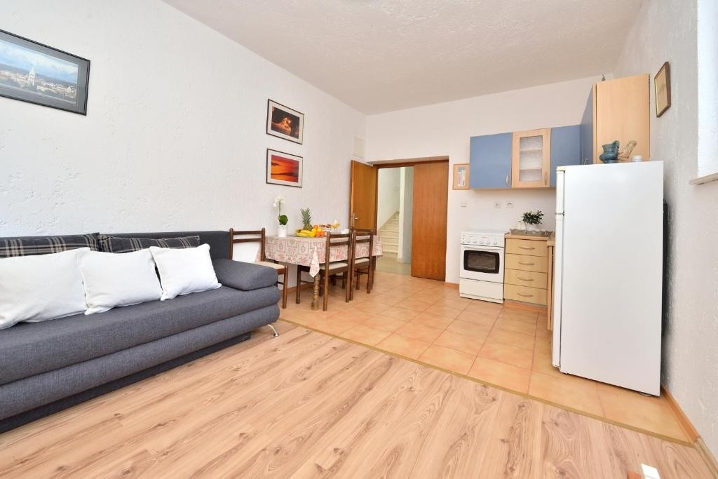 Comfortable and spacious house near beach Privlaka, Zadar  K