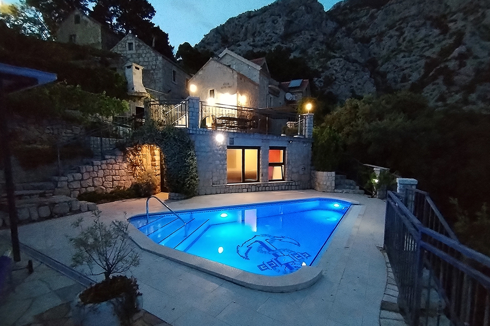 Četverosobna kuća s terasom i pogledom na more Makarska  K