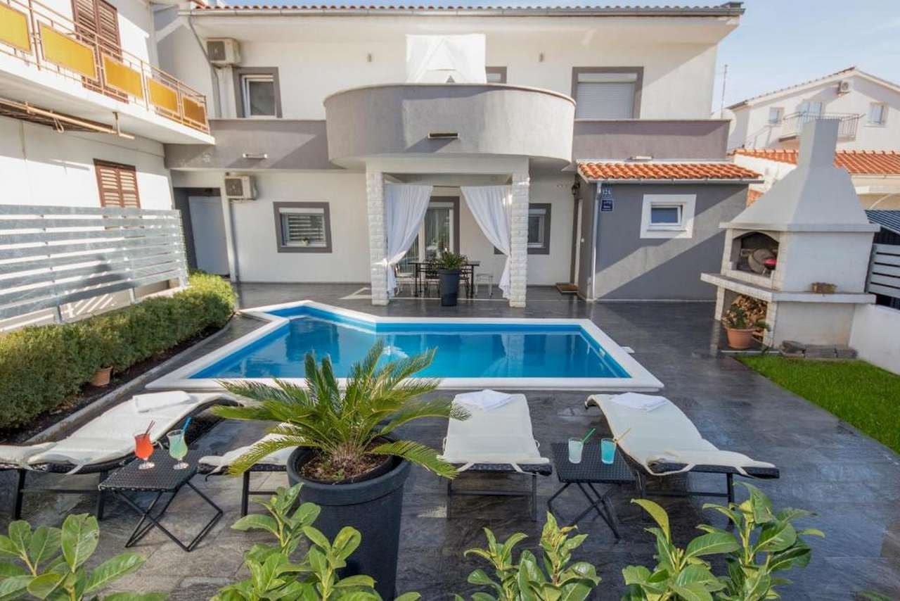 Trosobna kuća s balkonom Vodice  K