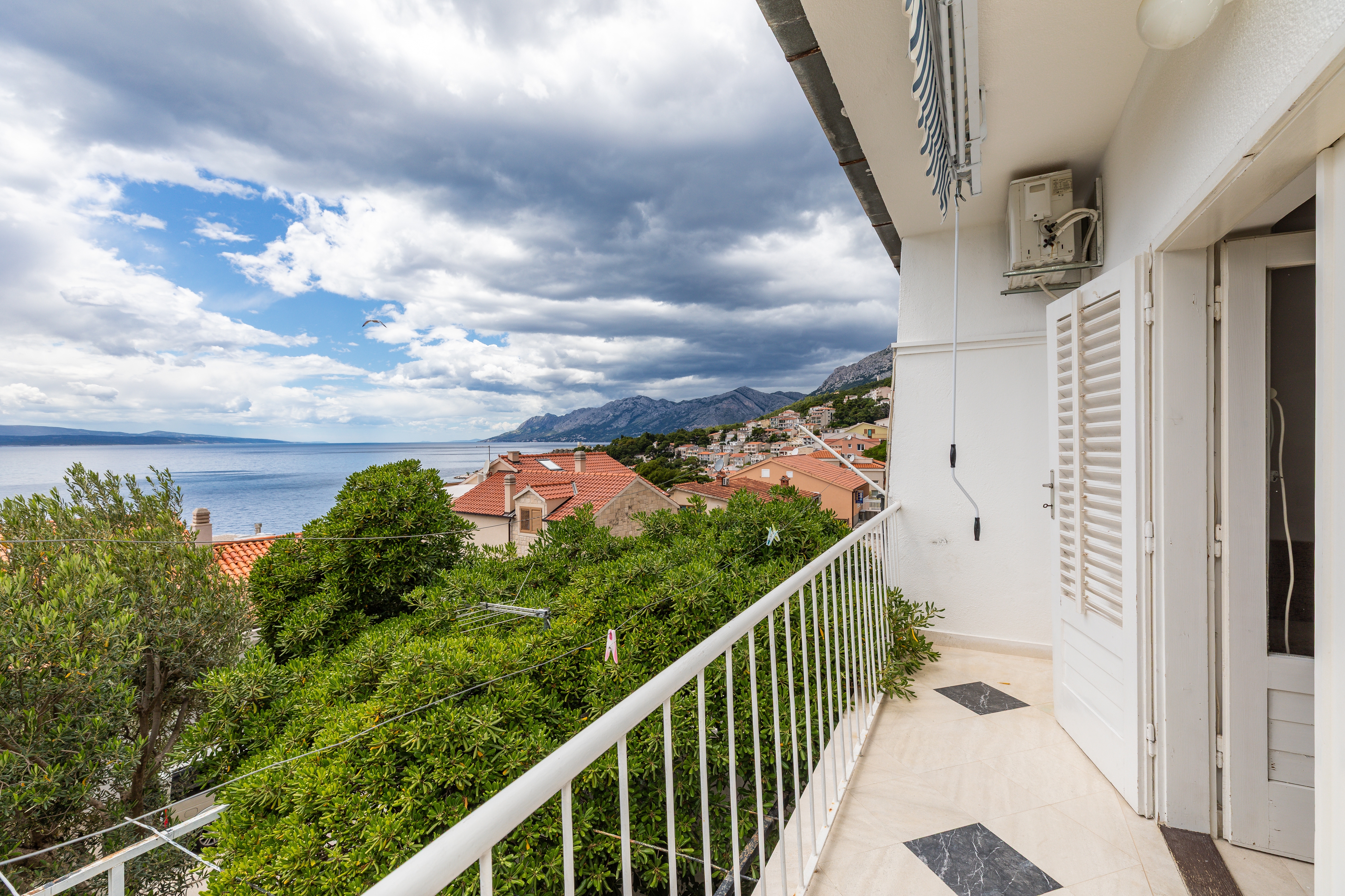 Two bedroom apartment with balcony and sea view Brela, Makarska  A-b