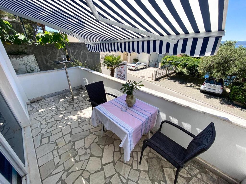 Studio flat with balcony and sea view Brela, Makarska  AS-a