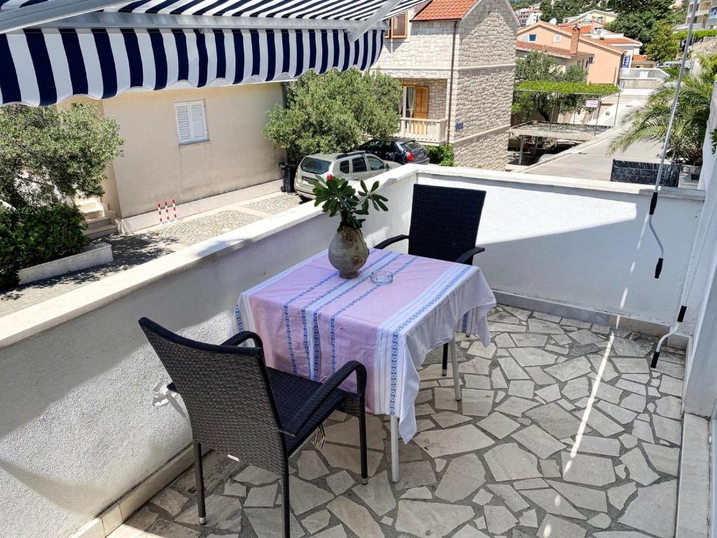 Studio flat with balcony and sea view Brela, Makarska  AS-a