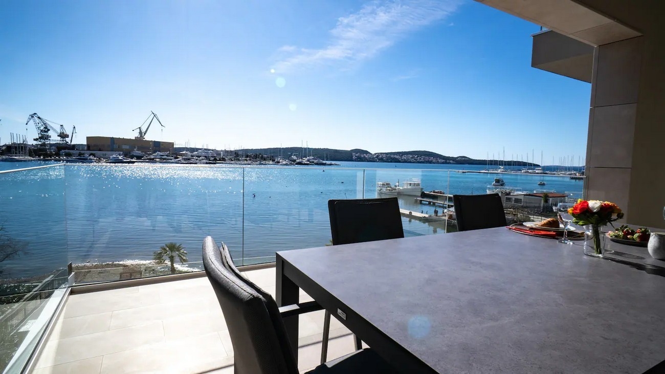 Three bedroom apartment near beach Seget Donji, Trogir  A-a