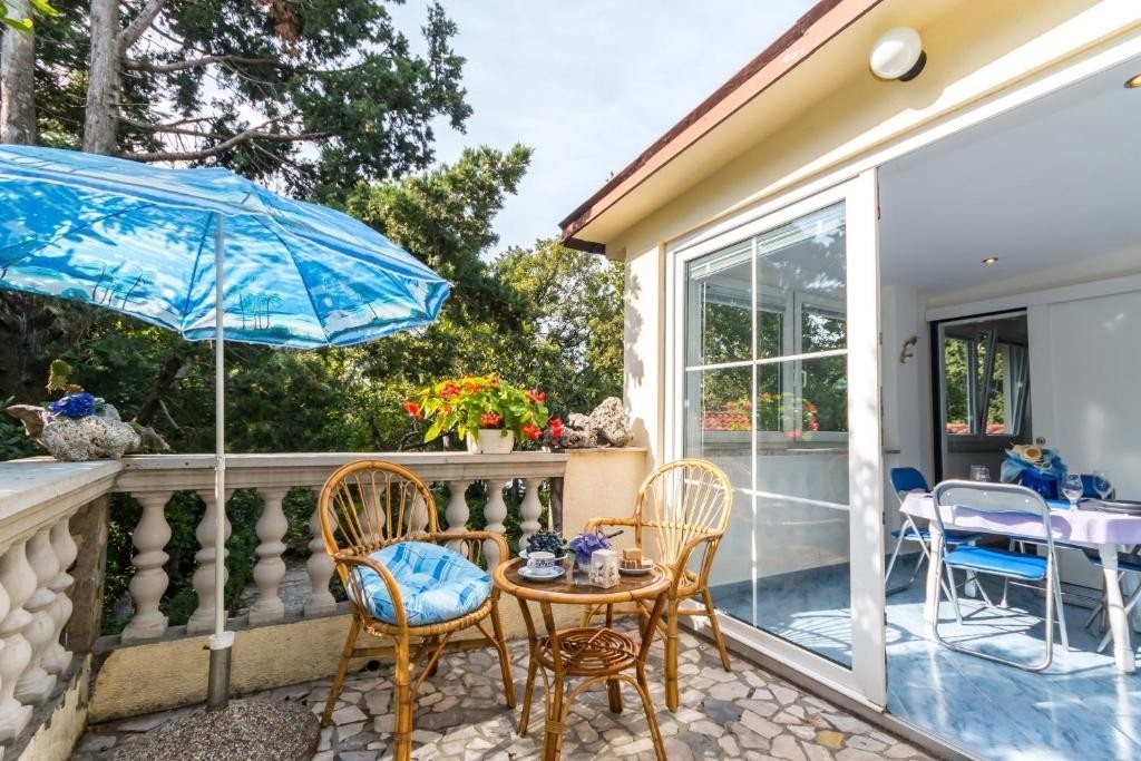 One bedroom apartment near beach Kraljevica  A-a