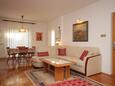 Obývací pokoj Rovinj, Obývací pokoj v ubytování typu studio-apartment, s klimatizací, domácí mazlíčci povoleni a WiFi.