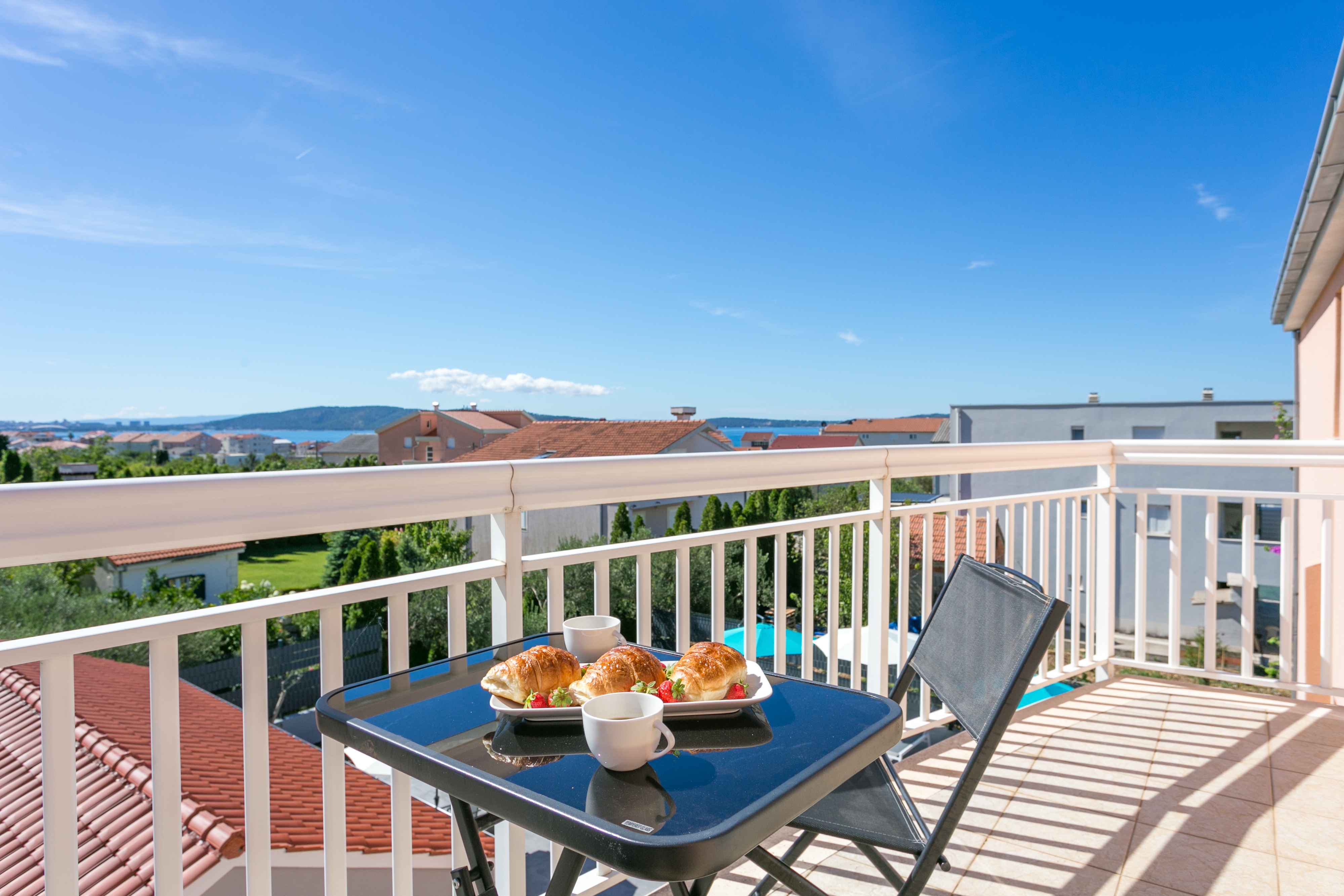 Two bedroom apartment with terrace and sea view Kaštel Lukšić, Kaštela  A-a