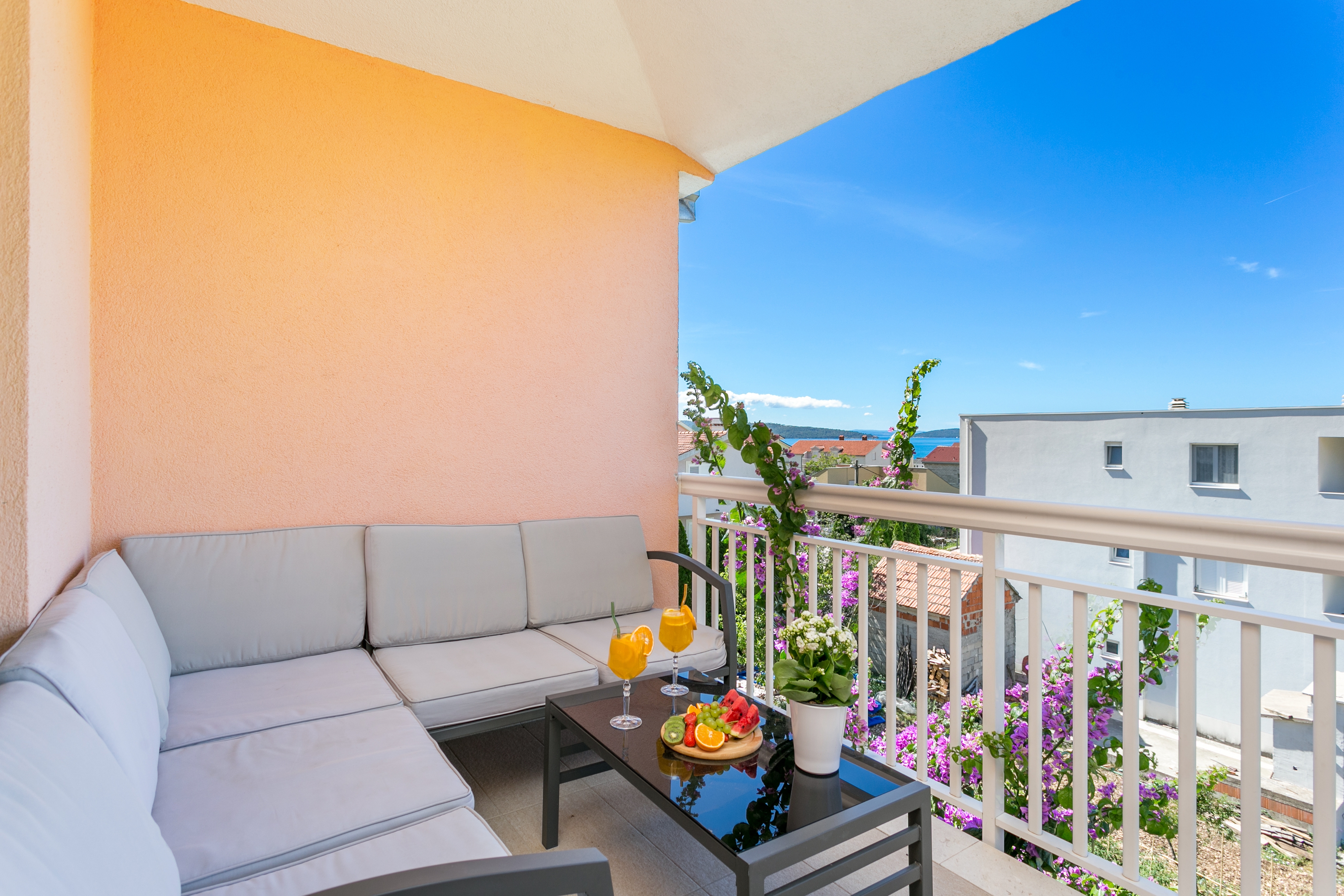 Two bedroom apartment with terrace and sea view Kaštel Lukšić, Kaštela  A-a