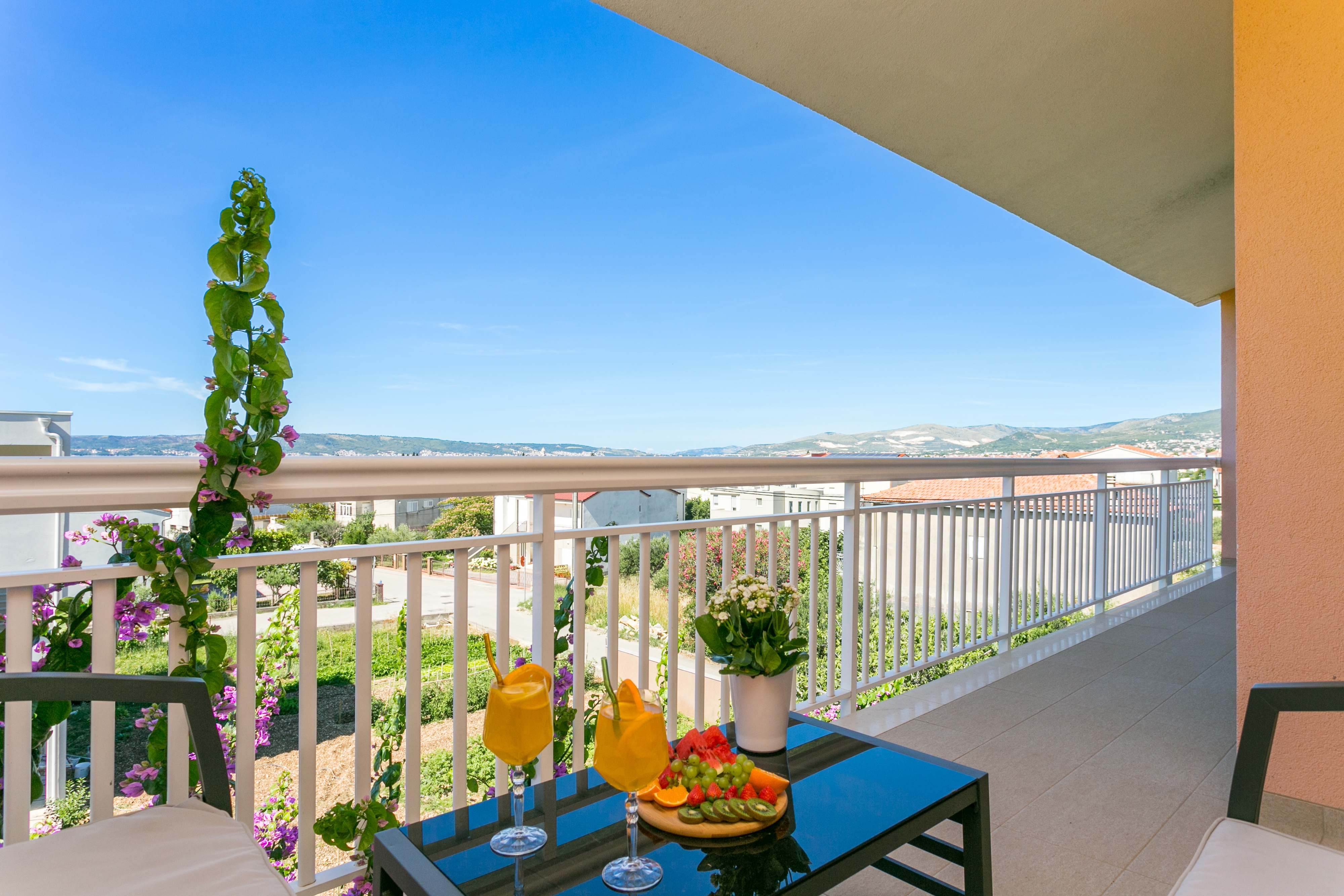 Two bedroom apartment with terrace and sea view Kaštel Lukšić, Kaštela  A-a