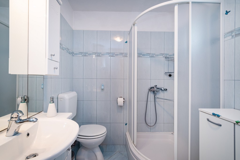 Three bedroom apartment with terrace and sea view Rovanjska, Paklenica  A-a