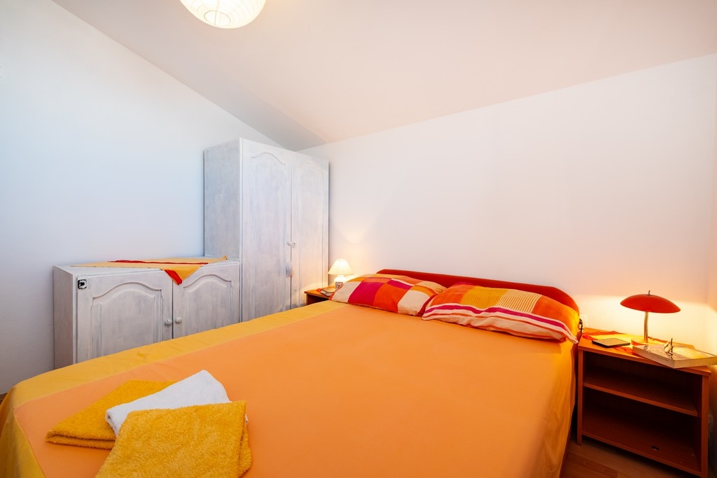 Three bedroom apartment with terrace and sea view Rovanjska, Paklenica  A-a