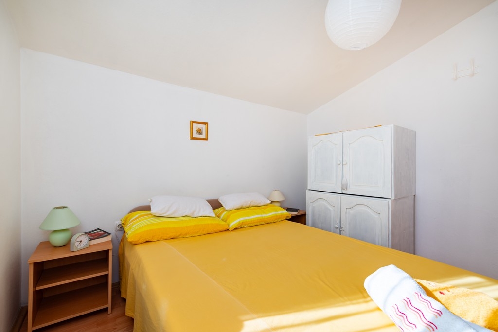 Three bedroom apartment with terrace and sea view Rovanjska, Paklenica  A-a
