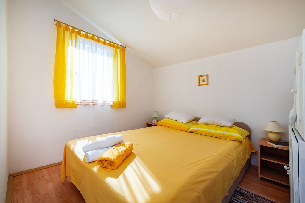 Three bedroom apartment with terrace and sea view Rovanjska, Paklenica  A-a
