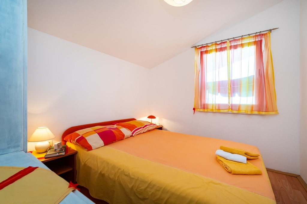 Three bedroom apartment with terrace and sea view Rovanjska, Paklenica  A-a