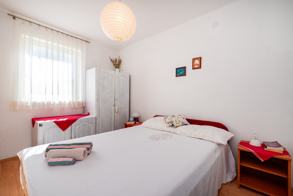 Three bedroom apartment with terrace and sea view Rovanjska, Paklenica  A-a