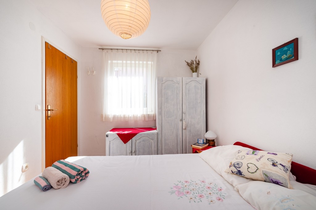 Three bedroom apartment with terrace and sea view Rovanjska, Paklenica  A-a