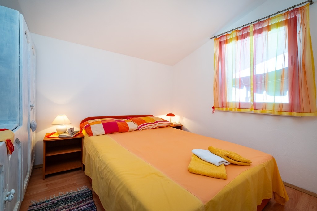 Three bedroom apartment with terrace and sea view Rovanjska, Paklenica  A-a