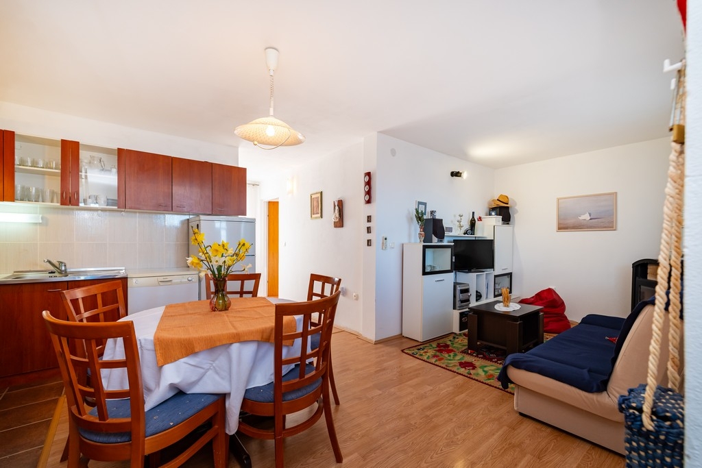 Three bedroom apartment with terrace and sea view Rovanjska, Paklenica  A-a