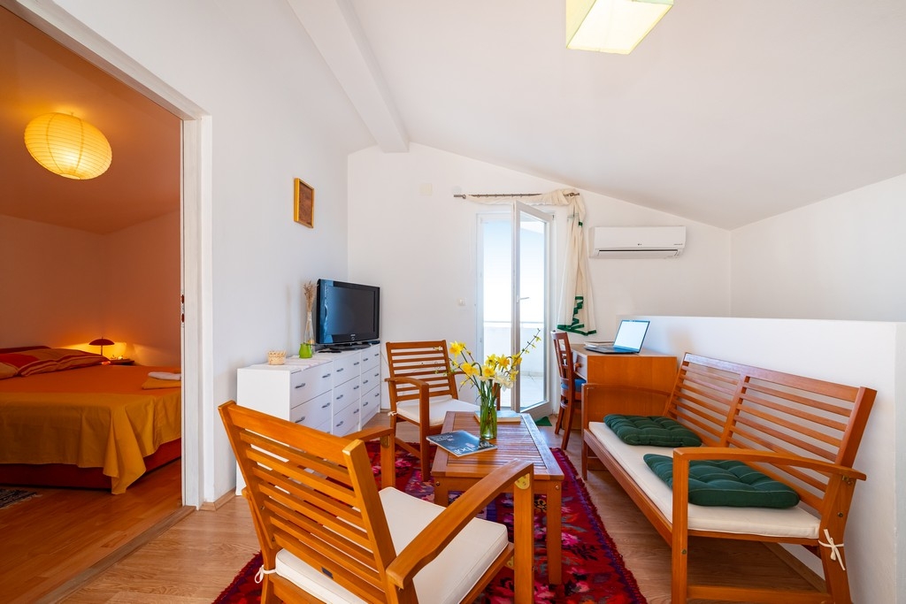 Three bedroom apartment with terrace and sea view Rovanjska, Paklenica  A-a