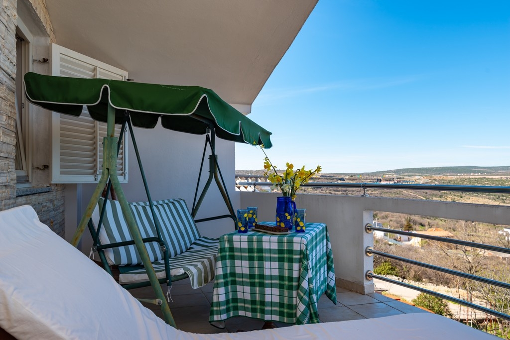 Three bedroom apartment with terrace and sea view Rovanjska, Paklenica  A-a