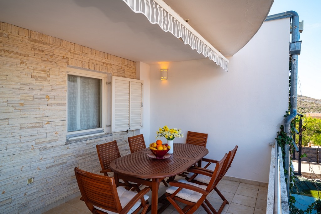 Three bedroom apartment with terrace and sea view Rovanjska, Paklenica  A-a