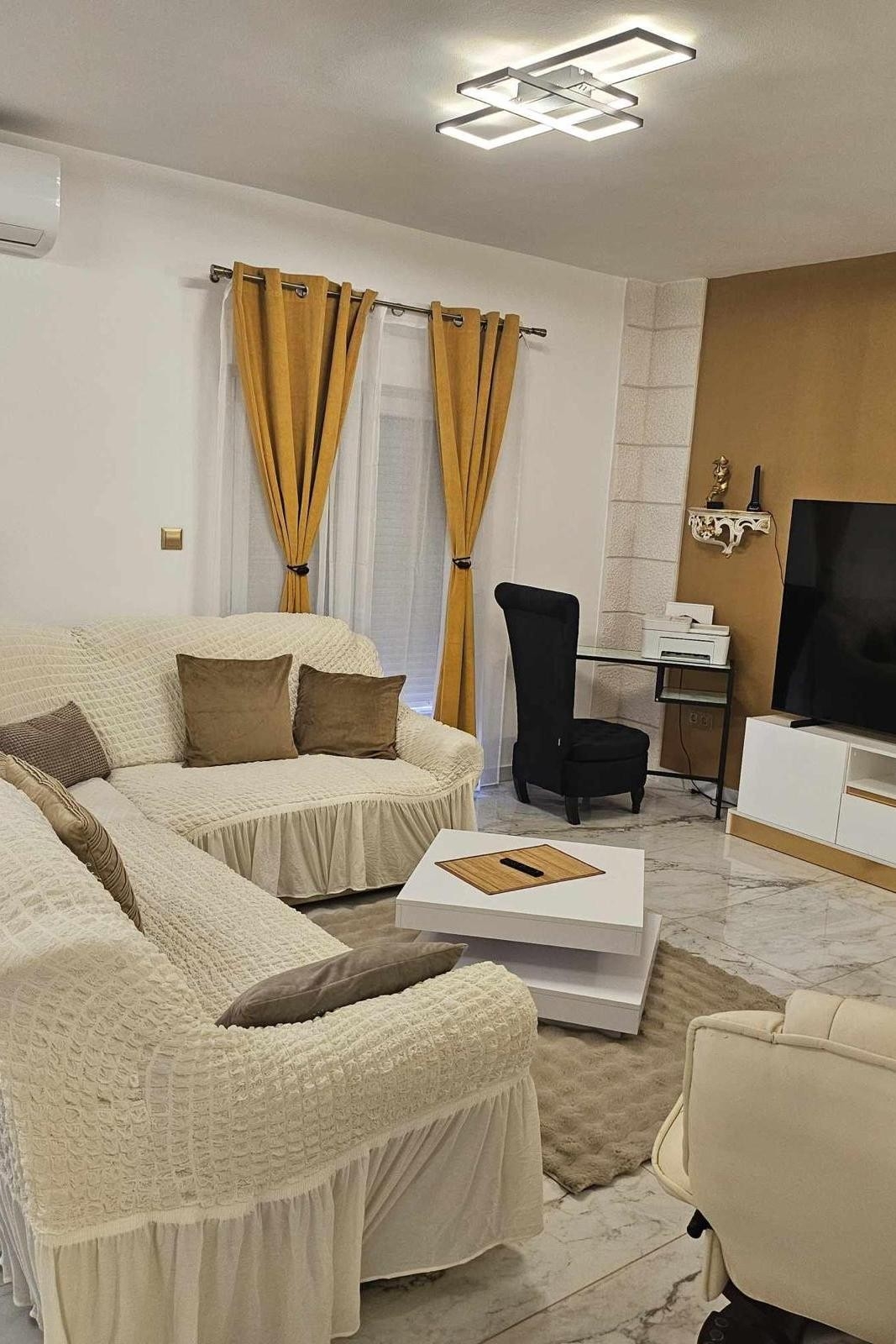 Four-bedroom apartment with balcony and sea view Okrug Gornji, Čiovo (A-23007-a)