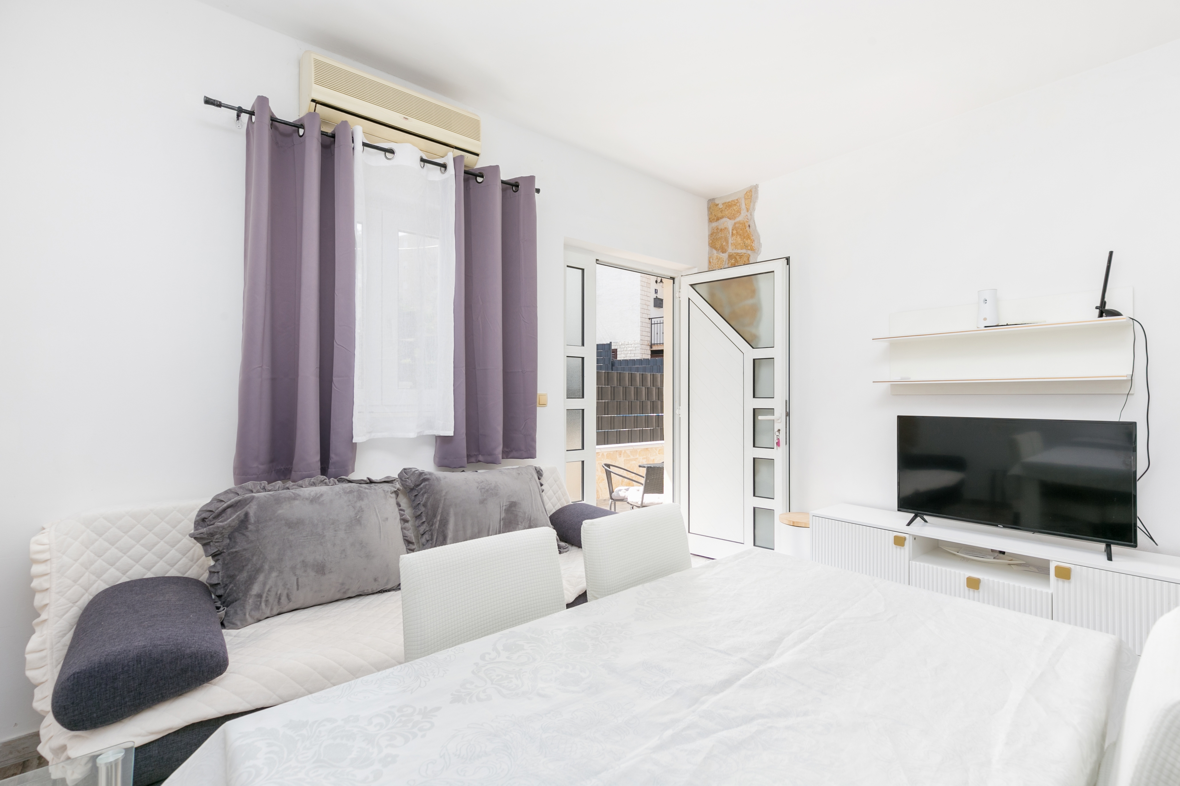 One bedroom apartment with terrace and sea view Okrug Gornji, Čiovo (A-23007-b) One bedroom apartment with terrace and sea view Okrug Gornji, Čiovo (A-23007-b)